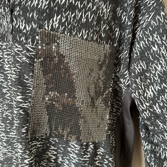 Zara top size medium with cute sequence pocket - Picture 2 of 5